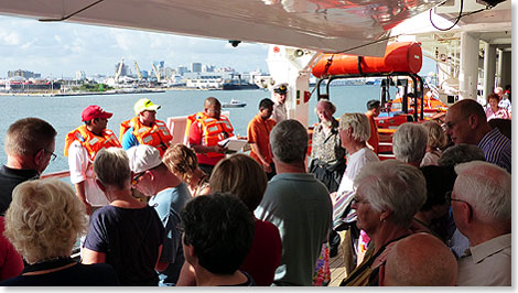 Vor die Kreuzfahrt haben die Holland-Amerikaner den Rettungsdrill gestellt. Mitmachen muss jeder. Wer die bung ablehnt, wird freundlich, aber sehr bestimmt von Bord geleitet.