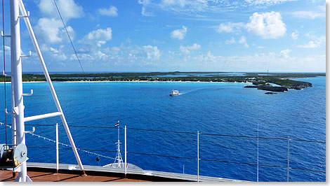 Die erste Nacht auf See ist Geschichte, das Schiff hat vor Half Moon Cay Anker gesetzt. Per Tender geht es an Land.  