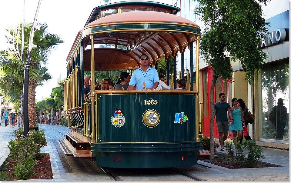Arubas nagelneue Streetcar – eine Attraktion erster Güte. Die Bahn fährt Schritttempo, aber weder Auf- oder Abspringen während der Fahrt ist erlaubt. Blumenpflücken auch nicht.
