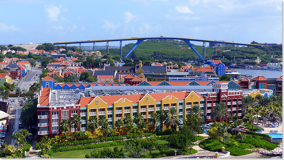 Auch die neue Brücke über den Ölhafen von Curacao heißt nach einer Königin: Queen Juliana.  Touristen sind okay, aber das Öl aus Venezuela, das hier für die ganze Karibik raffiniert wird, bringt richtiges Geld. 