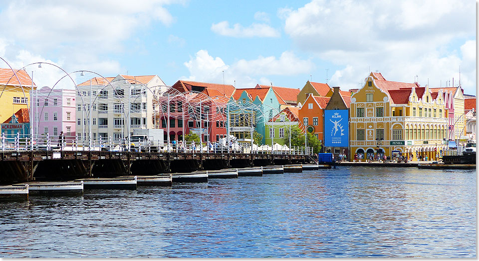 Die berhmte Queen Emma Bridge in Willemstad, eine Swing-Ponton-Konstruktion von 1888. Will ein Schiff in den Hafen, fhrt die ganze Brcke nach links zur Seite.