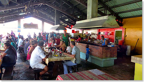 Kochen und Essen gehren zusammen. Aus der alten Markthalle ist lngst ein einmaliges Restaurant geworden. Was auf den Teller kommt, sieht im ersten Moment etwas suspekt aus, ist aber einmalig karibisch und lecker.