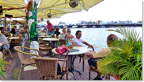 Wer Experimente frchtet, sitzt besser im Cafe an der Queen Emma Bridge. Flaschenbier aus Holland, und auch sonst ist alles so, wie mans gewohnt ist.