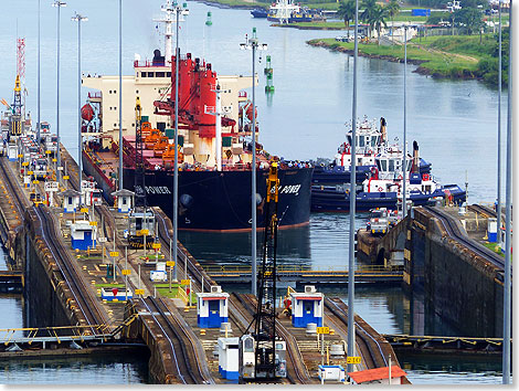 Ultramoderne, extrem wendige Bugsiere schieben den schweren Tanker auf die richtige Position zur Einfahrt in die Schleuse. Einmal drin, bleiben links und rechts jeweils rund 30 Zentimeter Platz  gerade genug fr ein Blatt Papier.