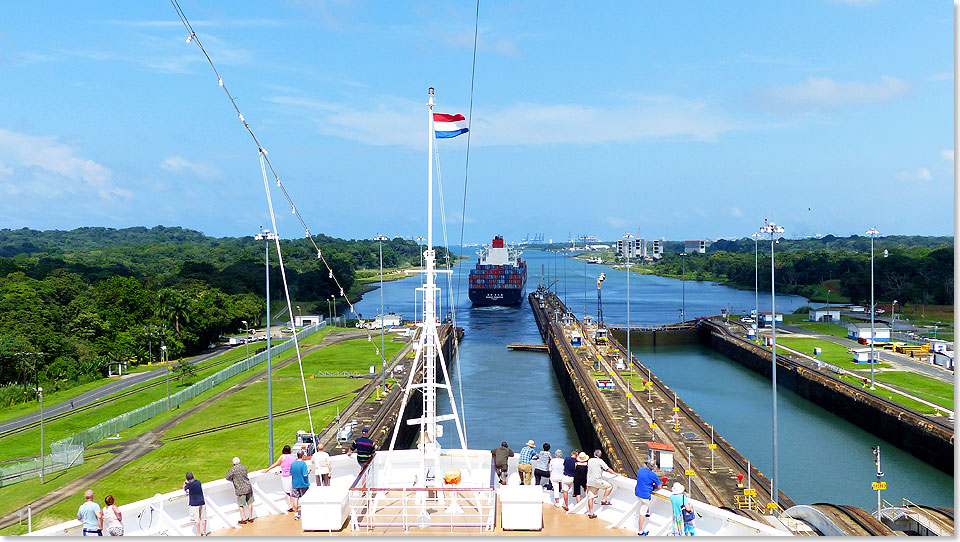 Bergab aus Gatn Lock in den Bahia Limon, ein dreifaches Staircase. Eine Schleuse vor der ZUIDERDAM die vollgeladene HANJIN KINGSTON aus China. 