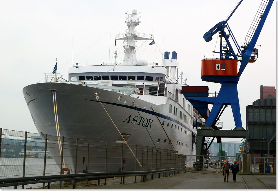 Flensburg: Die MS ASTOR hat im Inneren der Frde festgemacht. Wer zu Fu in die Stadt geht, luft am sdlichen Ufer entlang zum Festplatz Hafenspitze.