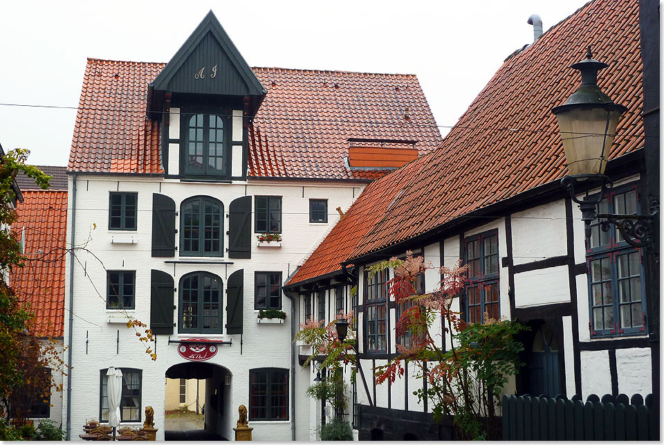 Alter Handelshof in Flensburg. Der Querspeicher zur Hafenseite diente als Warenlager, in der Hofanlage, am Fachwerk erkennbar, wurde die Ware verarbeitet. Hier gab es auch Stlle, Brunnen und Unterknfte frs Gesinde. Zur Hauptstrae hin lagen Kontore und Wohnungen der Kaufherren.