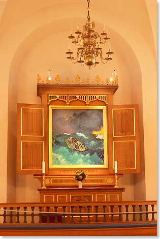 In der St. Nikolai-Kirche in Rnne hat ein hochmodernes Altarbild das gewohnte ersetzt: Jesus stillt den Sturm auf dem See Genezareth. Farben und Komposition erinnern an Bilder des deutschen Malers Emil Nolde.
