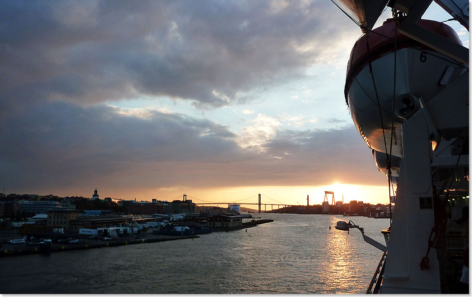 Die MS ASTOR luft bei Sonnenuntergang aus Gteborg aus. Der Hafen der Stadt ist einer der grten Nordeuropas und zieht sich viele Kilometer lang am Flussufer hin.