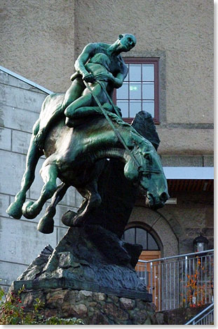 Hchste Dramatik in Bronze gegossen: ein jagender Reiter, einen Schtzling im Arm. Oslo liebt Denkmale.