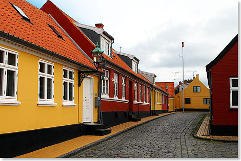 Blitzsauber und wie frisch bemalt ldt die Altstadt von Rnne auf Bornholm zum Spaziergang ein. An der Farbe der Huser erkannte man einst Stand und Besitz der Bewohner.