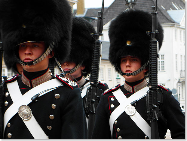 Moderne Schnellfeuergewehre und Sbel aus dem Jahre 1848. Die Palastwache verrichtet ihren Dienst in einer Paradeuniform aus dem 19. Jahrhundert. Fellmtzen wie diese der Kongelige Livgarde werden in einigen nordeuropischen Armeen bei Paraden noch immer von Eliteregimentern getragen. Einst schtzten diese Mtzen den Kopf der Grenadiere vor Sbelhieben.