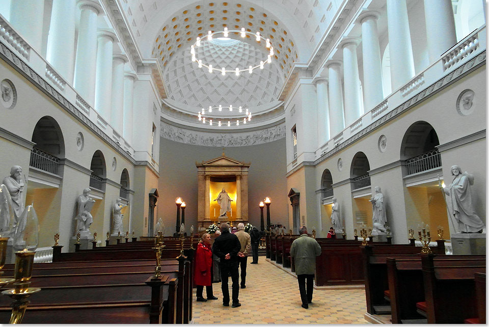 Dnischer Klassizismus in Reinkultur, die evangelische Liebfrauenkirche in Kopenhagen, errichtet im frhen 19. Jahrhundert. Die Altarfigur und die zwlf Apostel im Kirchenschiff stammen von Bertel Thorvaldsen, dem wohl berhmtesten dnischen Bildhauer.