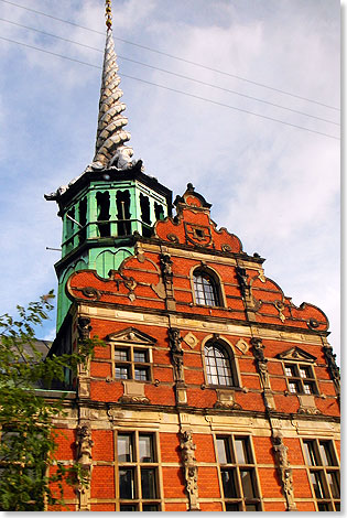 Die alte Brse in Kopenhagen wurde zwischen 1619 und 1640 im Stil der Niederlndischen Renaissance errichtet. Bis 1974 nutzte man sie noch zum Handel. Heute beherbergt das Gebude Bros.