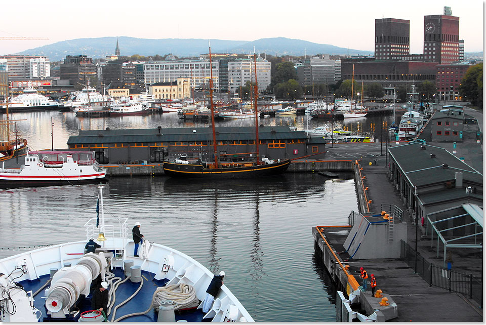 Im Morgengrauen macht die MS ASTOR in Oslo fest dicht unter den Trmen des Rathauses. Die ersten Leinen sind geworfen, mit denen die Festmacher an Land gezogen werden.