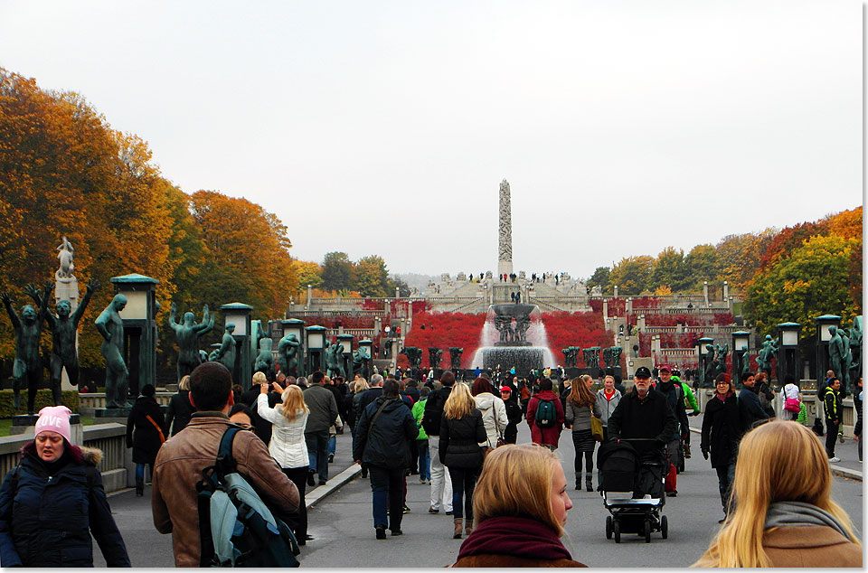 Hunderte von Besuchern strmen tglich in den Vigelands-Park, um die Arbeiten des bedeutendsten Bildhauers des Landes zu betrachten  ber 200 Plastiken.