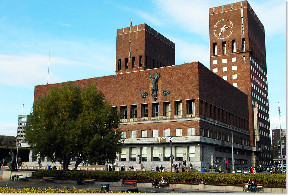 Das Rathaus von Oslo mit zwei Trmen wurde in 35 Jahren erbaut und ist das beherrschende Bauwerk der Stadt.