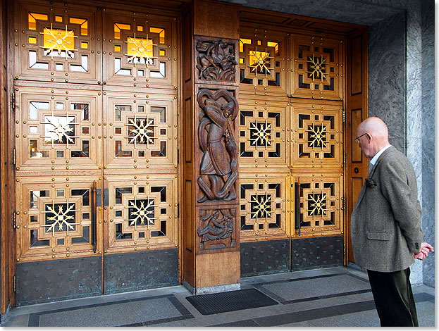 Schon der Eingang zum Osloer Rathaus von der Stadt her lsst ahnen, wie reich das Innere geschmckt ist. Holzschnitzereien stellen am Tor Szenen aus der norwegischen Geschichte dar. 