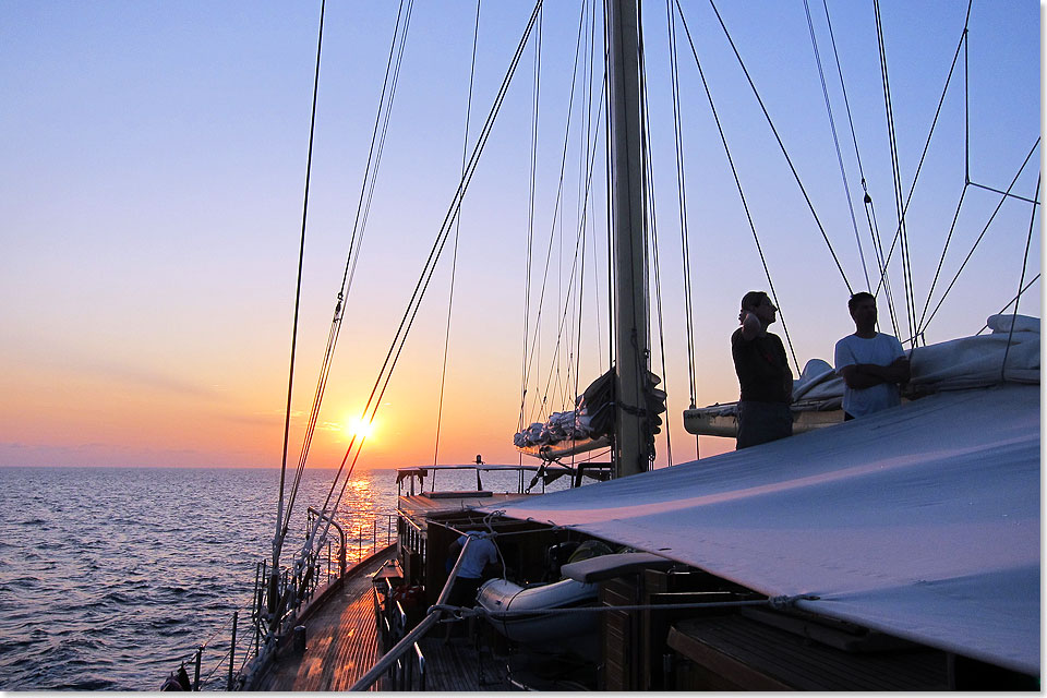 Sonnenaufgang auf hoher See.