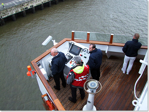 Kapitn Jens Thorn legt nach der Kurzreise mit Lotsenhilfe wieder in Hamburg an.