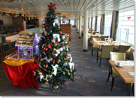 Im Lido-Restaurant auf Deck 8 steht schon ein Weihnachtsbaum.