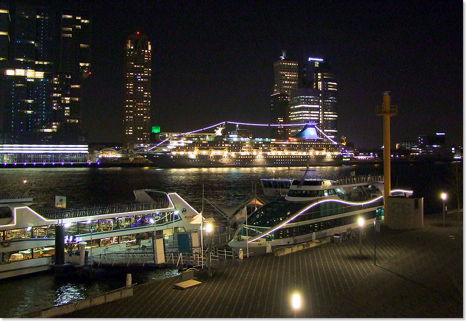 Die ARTANIA an ihrem Liegeplatz im nchtlichen Rotterdam.