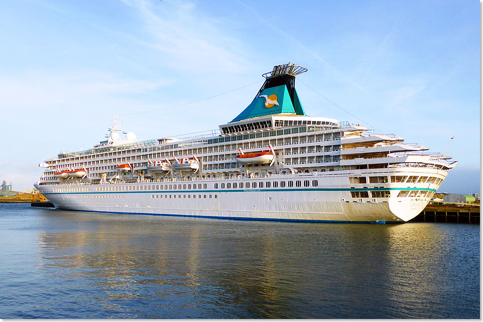 MS ARTANIA am Kreuzfahrtterminal in Ijmuiden nahe Amsterdam.