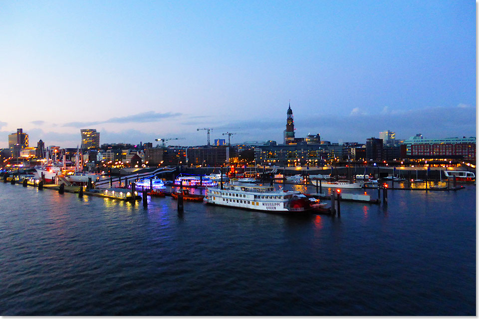 Die ARTANIA verlt zur blauen Stunde Hamburg.