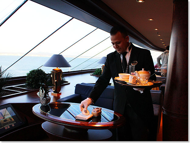 Butler-Service in der Top Sail Lounge im Yacht Club.