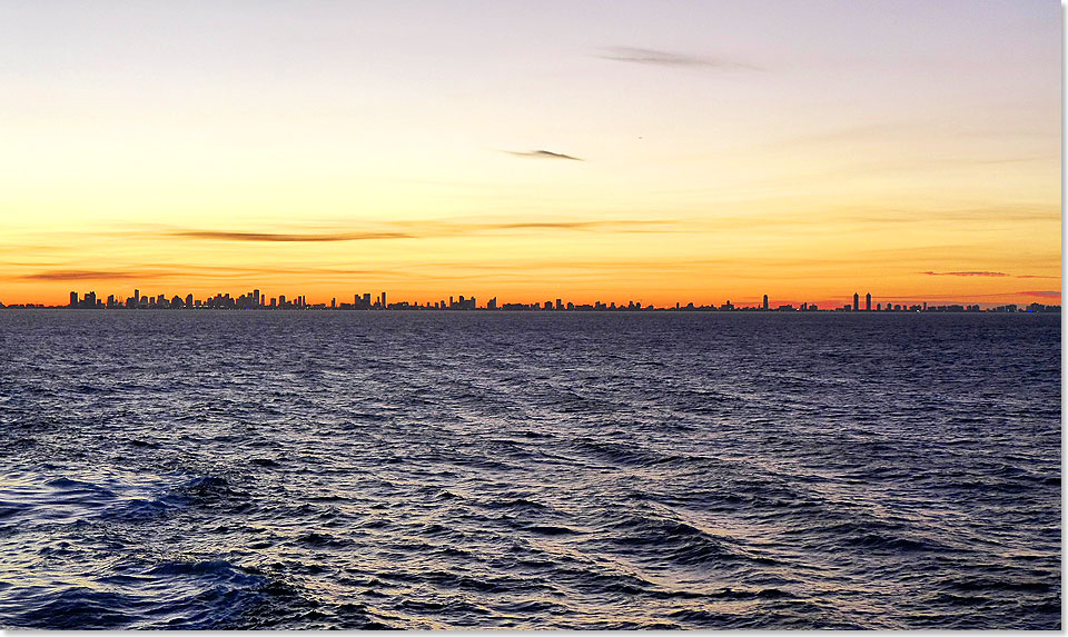 ... bis die Skyline mit der untergehenden Sonne am Horizont verschwindet.