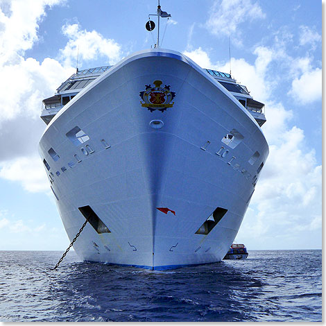 Der Blick vom Tenderboot auf die INSIGNIA, die aus dieser Perspektive riesig wirkt.