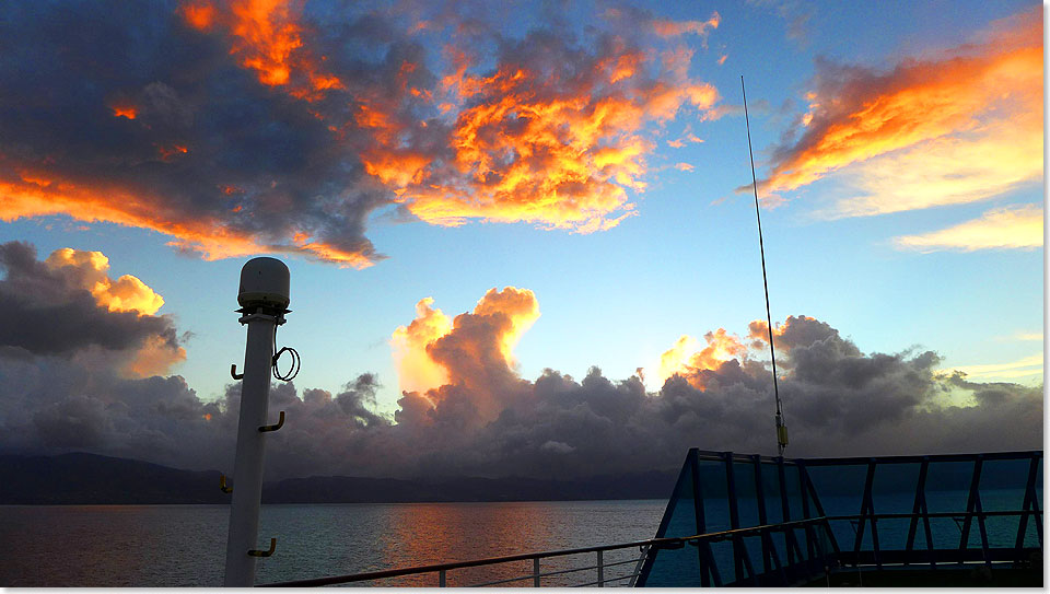 Bei der Anfahrt auf Dominica steht der Himmel regelrecht in Flammen.