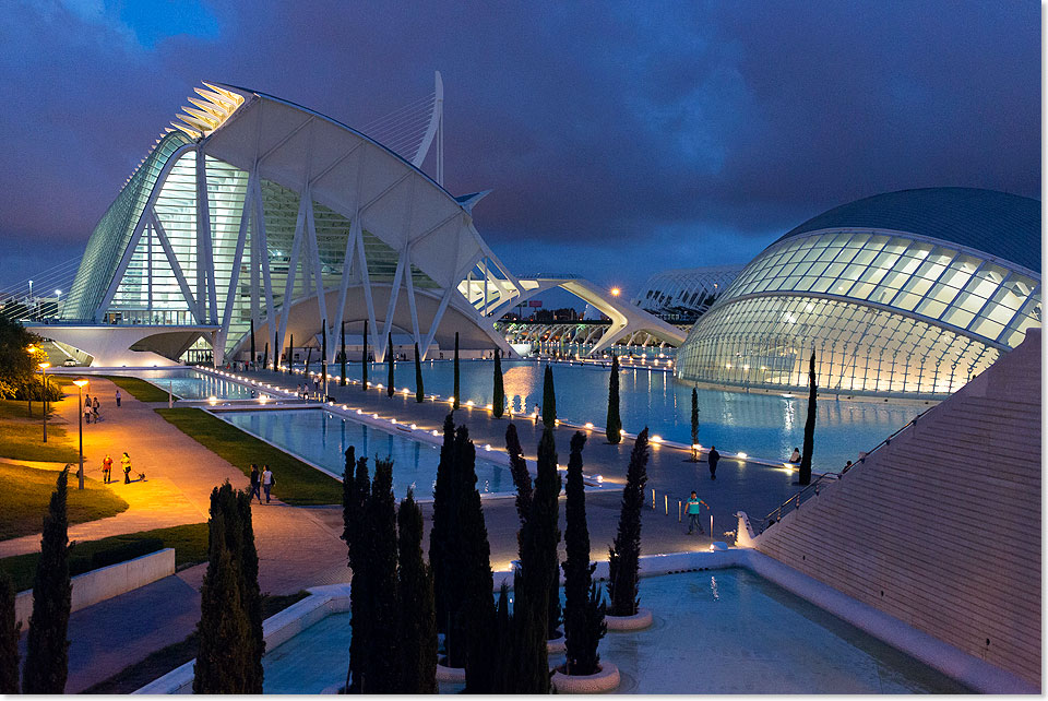 Valencia  City of Arts and Science. Bauten der Stadt der Knste und der Wissenschaft nach Plnen des Architekten Santiago Calatrava im Abendlicht.