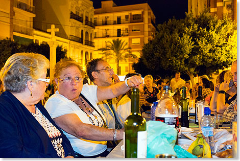 Ehemaliges Fischerviertel El Cabanyal in Valencia: Mit einem gemeinsamen Open-Air-Abendessen protestieren Anwohner gegen den Teilabriss ihres Viertels.