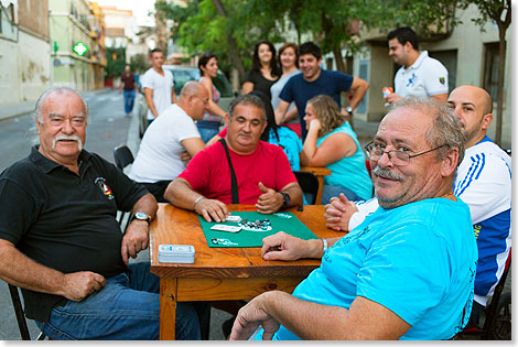 Falla Verein im ehemaligen Fischerviertel El Cabanyal in Valencia, das die Stadt fr eine neue breite Strae zum Meer teilweise abreien will: Mnner beim traditionellen Kartenspiel. 