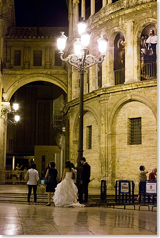 Virgin Square  Plaza de la Virgen in Valencia bei Nacht.