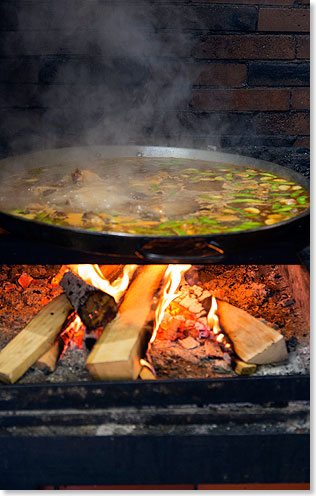 Valenzialische Paella kocht auf offenem Feuer.