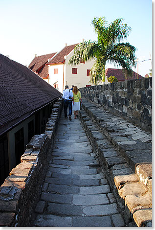 Ursprnglich wurde die Festung von Knig Gowa IX. aus Lehm errichtet und von seinem Nachfolgern im 16. und 17. Jahrhundert verstrkt. 