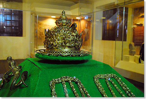 Die Replik einer goldenen Krone sdsulawesischer Kniginnen gehrt zu den schnsten Stcken der Ausstellung des Museums La Galigo. 