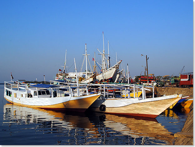 Im alten Fischerhafen unweit des Zentrums von Makassar sieht man die traditionellen Sulawesi-Schiffe PINISI, LAMBA und PALARI.