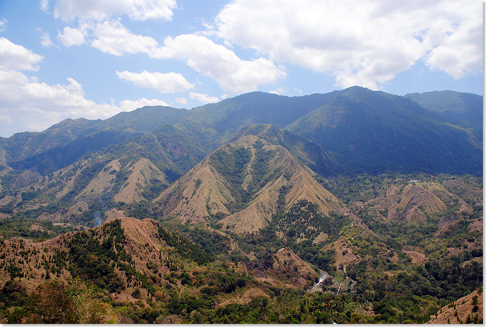 Ein Blick auf den Gunung Batu Kababong ist fr alle ins Toraja-Land Reisenden ein Muss. Wegen seiner Form, die an einen weiblichen Unterleib erinnert, wird er auch Gunung Nona  erotischer Frauenberg  genannt.