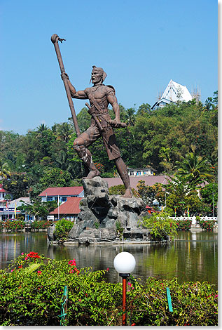 In Makale steht dieses Denkmal fr den Toraja-Frsten Pong Tiku (1846 bis 1907), der wegen seines Kampfes gegen die niederlndische Kolonialmacht hingerichtet und heute als indonesischer Nationalheld verehrt wird.