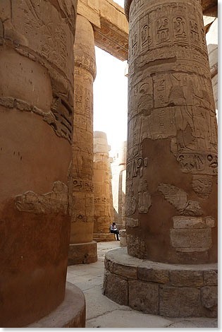 Der Mensch ist winzig im Tempel der Götter und fand zwischen den gigantischen Säulen Schatten, vielleicht auch Einkehr.