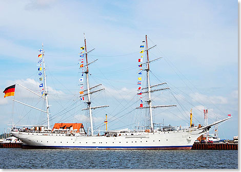 GORCH FOCK (I)  noch  am Stralsunder Liegeplatz Ballastkiste.