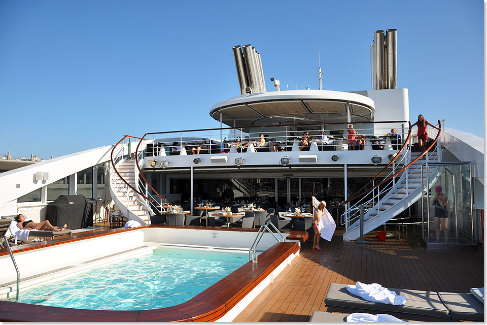 Blick auf den Pool und die Bar unter freiem Himmel.