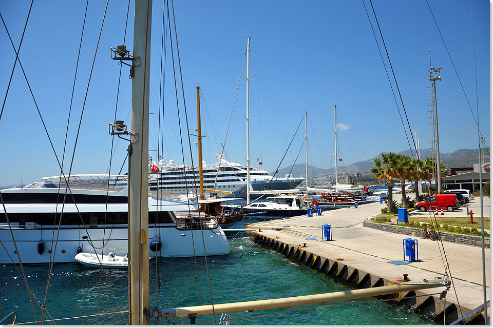 Die LE SOLEAL hinter diversen Yachten am Anleger in Bodrum.