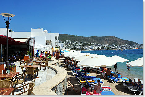 Ein schmaler Badestrand an der Promenade in Bodrum.