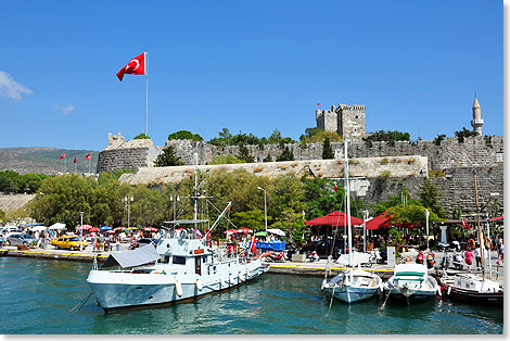 Blick von der Fhre, die die Passagiere vom Schiff kostenlos in die Stadt Bodrum bringt. Im Hintergrund das Kastell von St. Peter, es war mal eine Kreuzritterburg. 