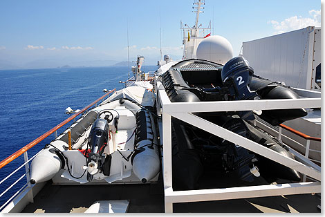 Diese Schlauchboote fahren mit den Passagieren auch durch arktische Gewsser.