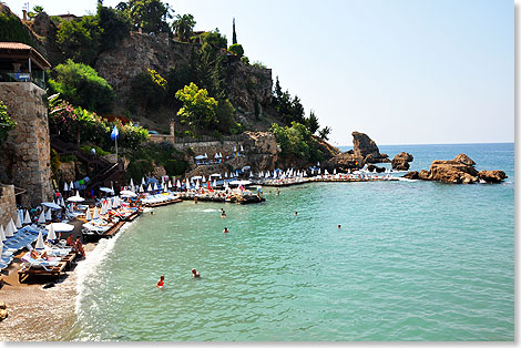 Auch kein Problem trotz Weltkulturerbe. Baden in der Altstadt von Antalya. 